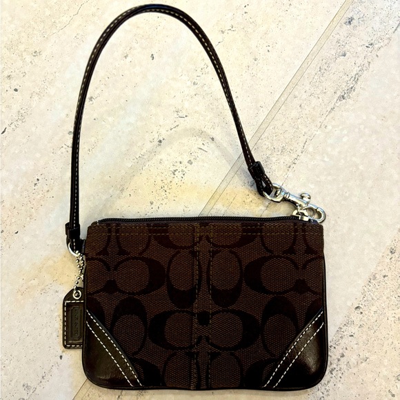 Coach Handbags - 🤎NWOT Chocolate Brown Coach Wristlet🤎